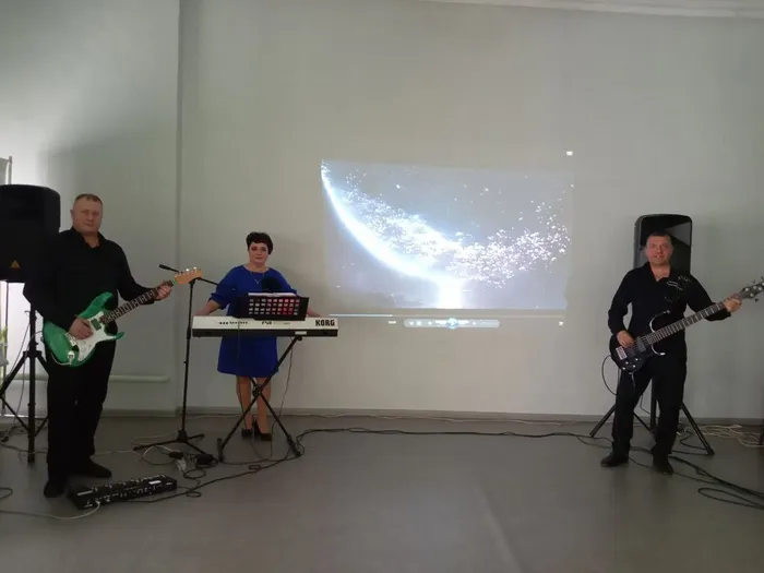 photo_5255918378709355452_y