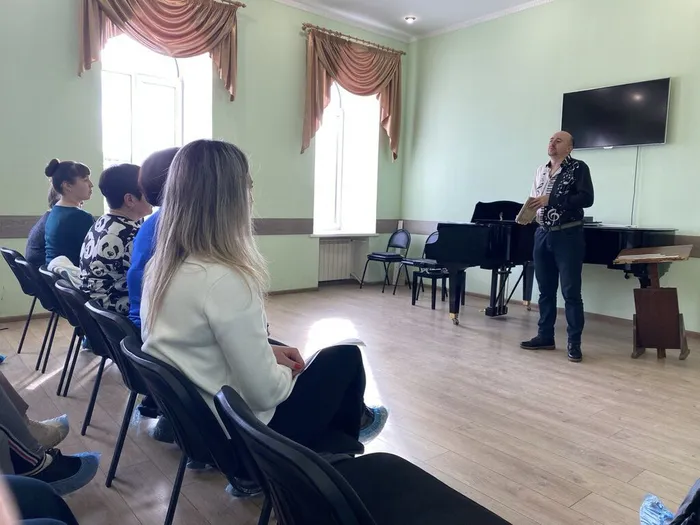 photo_5253995663584858999_y